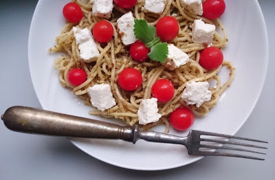 Spaghetti z zielonym pesto, fetą i pomidorkami koktajlowymi, Wrocław