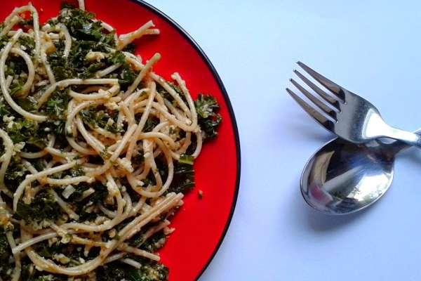 Pesto jarmużowe, Pod mocnym aniołem