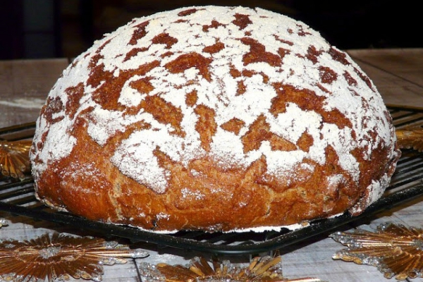 Rustykalny chleb świąteczny z suszoną śliwką