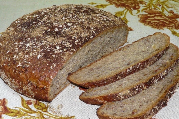 Chleb z lukrecją i orzechami
