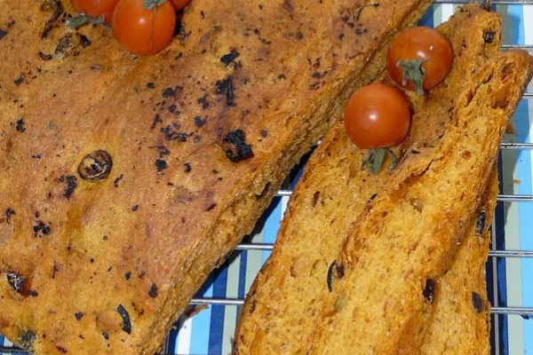 Chleb ze świeżymi pomidorami i ziołami