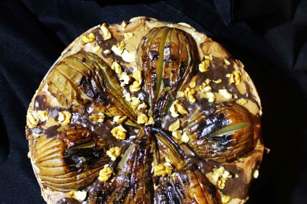 Mazurek z kremem czekoladowym z pieczonymi gruszkami i orzechami włoskimi