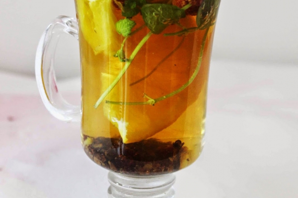 Herbata pomarańczowo-malinowa ze świeżą miętą