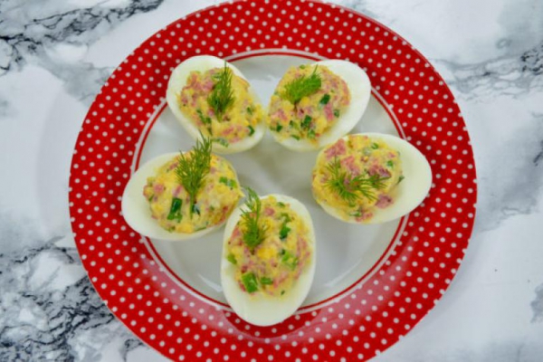 Jajka faszerowane salami, żółtym serem i szczypiorkiem+ film