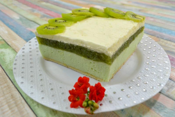 Zielone ciasto z kiwi bez pieczenia + film