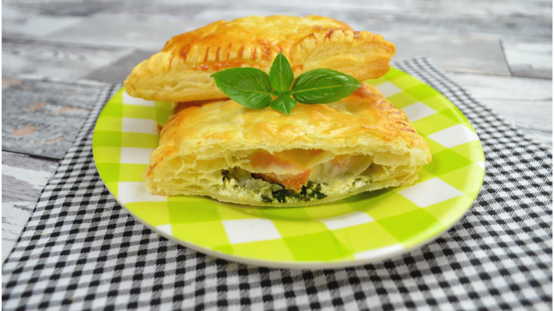 Paszteciki z ciasta francuskiego z serkiem, szpinakiem i łososiem + film