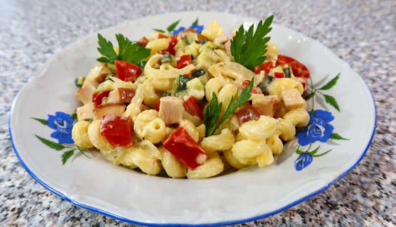 Makaron z wędzonym kurczakiem, cukinią i papryką + film