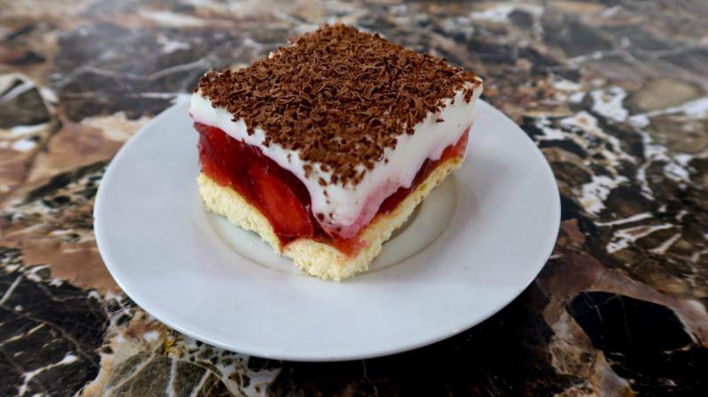 Sernik na zimno na biszkoptach z galaretką i truskawkami bez pieczenia + film