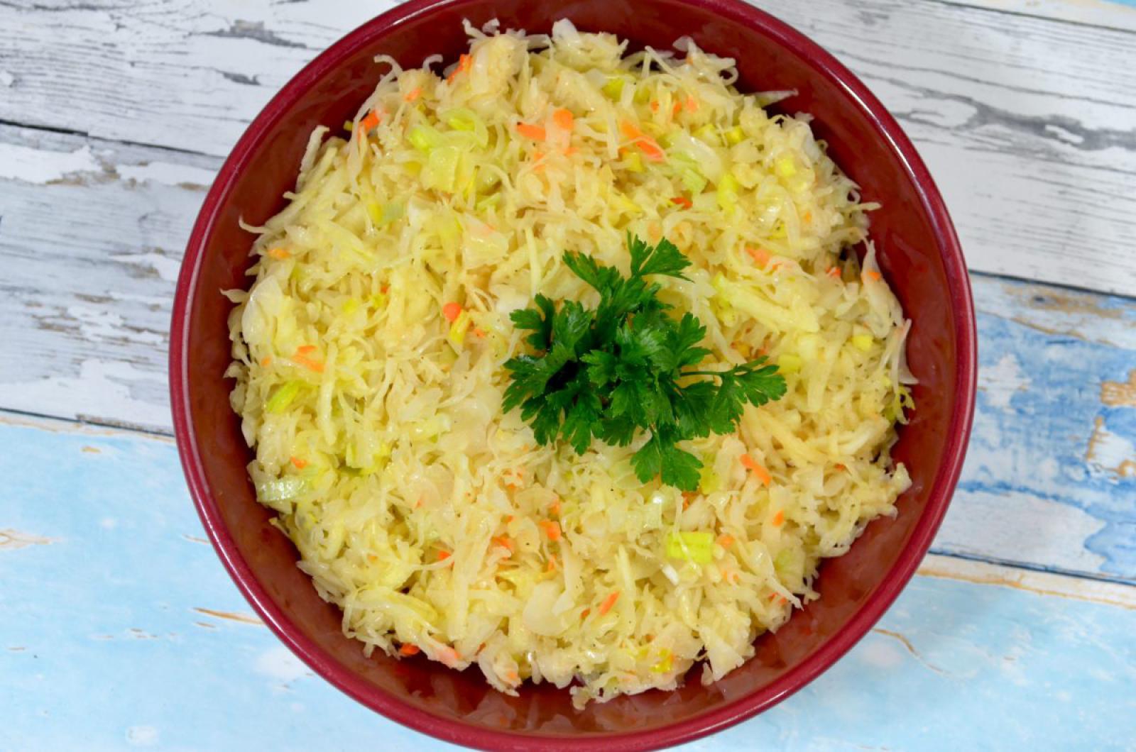 Surówka z kiszonej kapusty z porem i jabłkiem + film