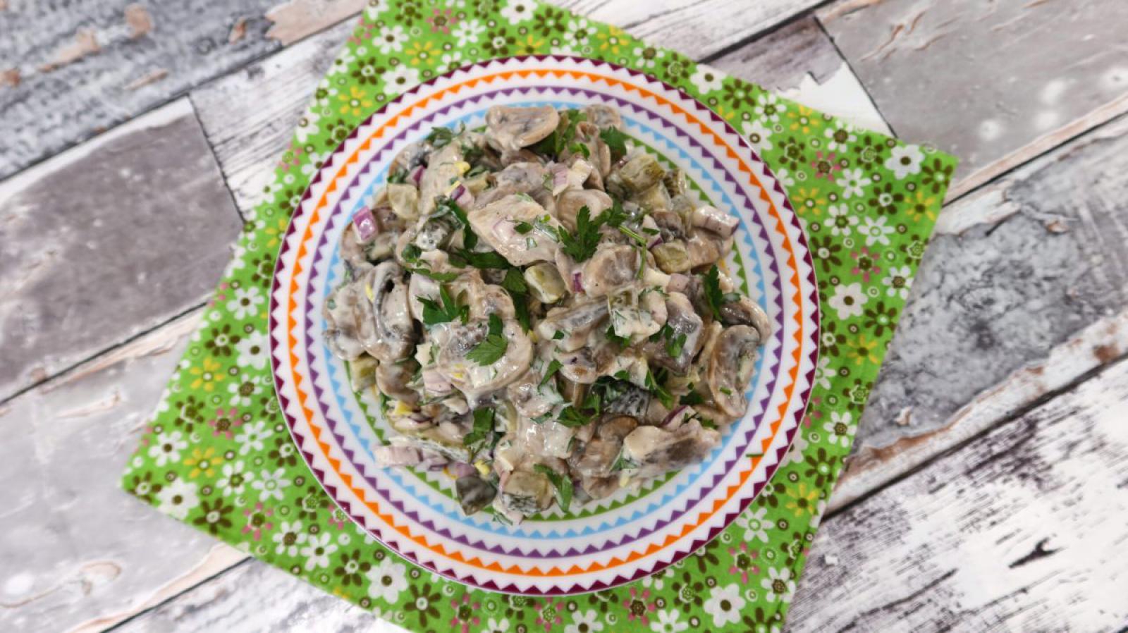 Sałatka śledziowa z pieczarkami + film