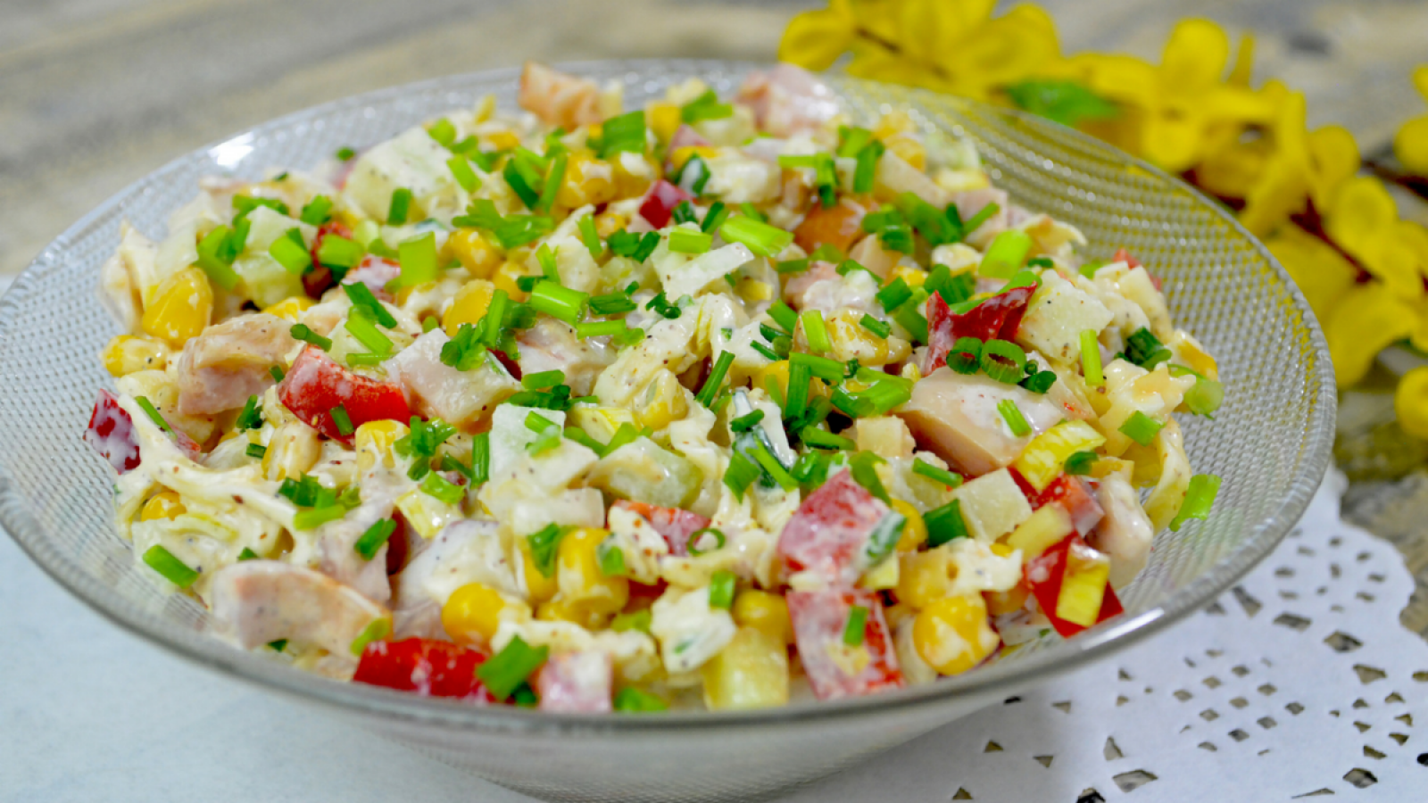 Sałatka z wędzonym kurczakiem, papryką i kalarepą + film