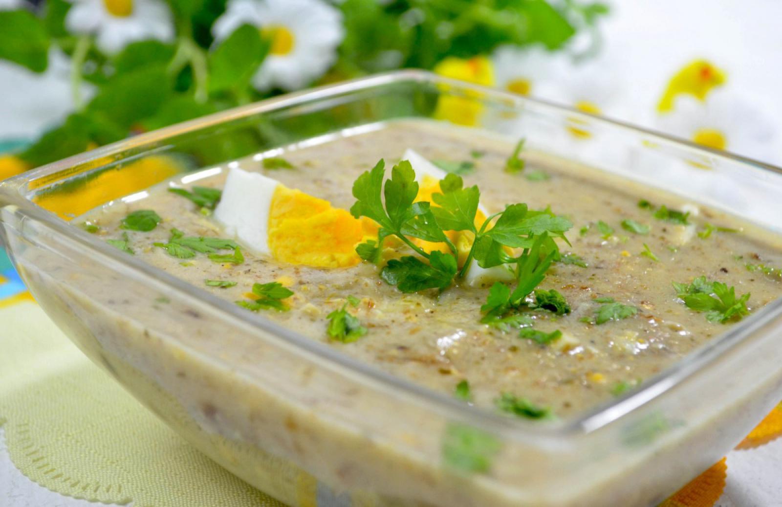 Żurek na wędzonce z białą kiełbasą i jajkiem + film