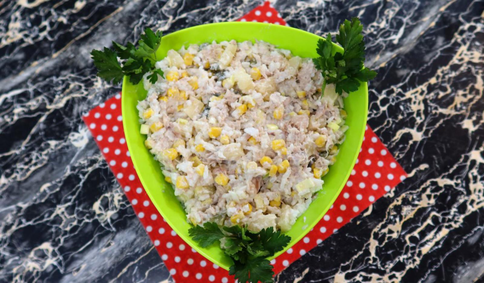 Sałatka z kurczakiem, ryżem i ananasem + film