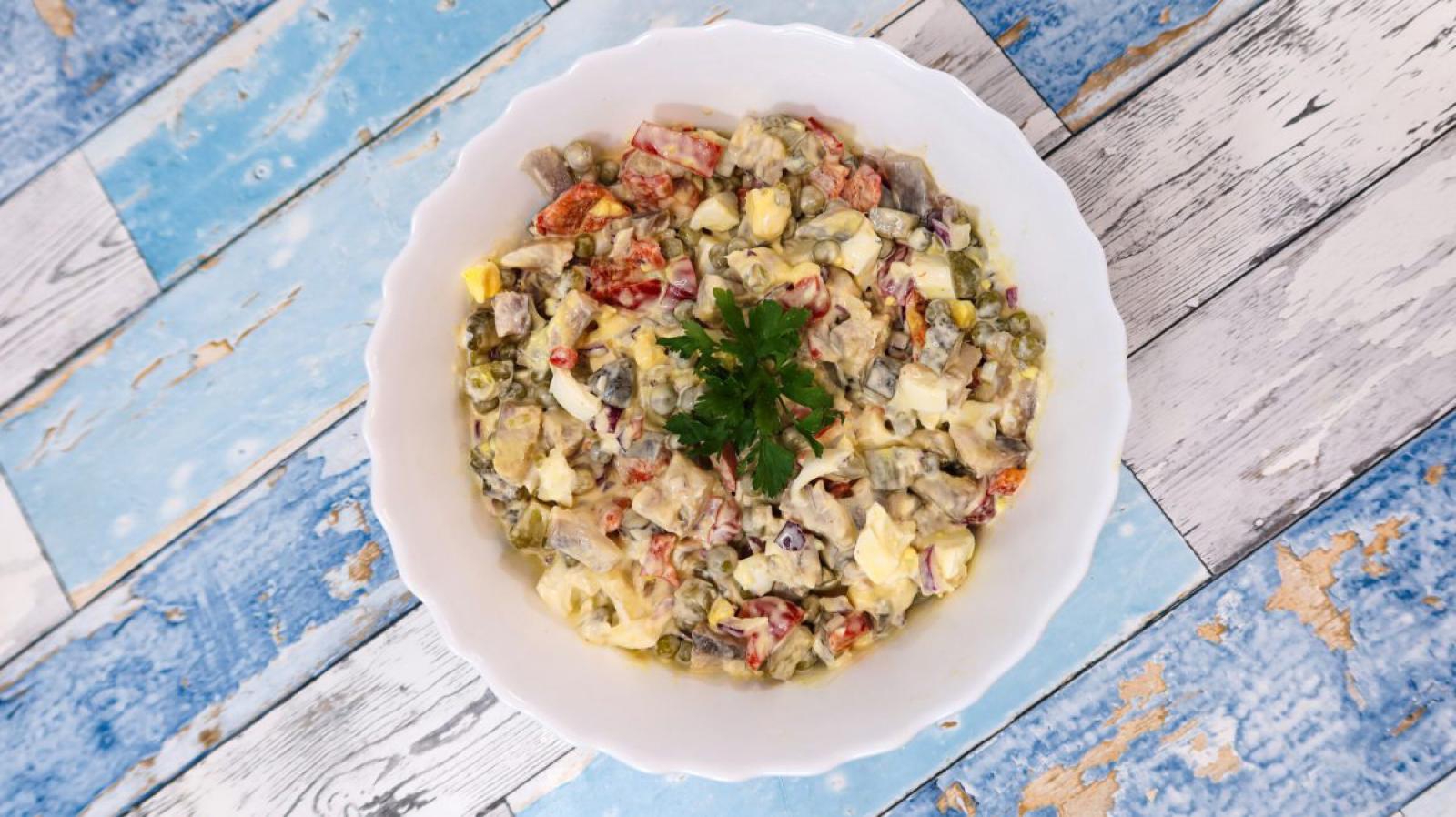 Sałatka śledziowa z warzywami i jajkiem + film