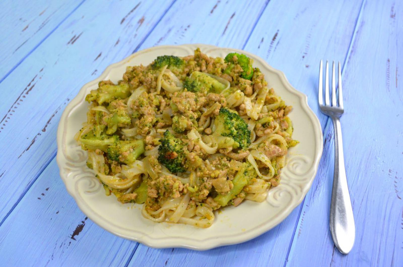 Makaron ryżowy z mięsem mielonym i brokułami + film