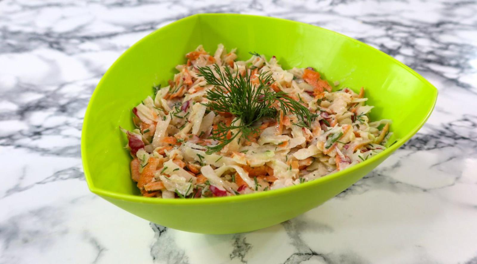 Błyskawiczna surówka z kalarepy, marchewki i rzodkiewki + film