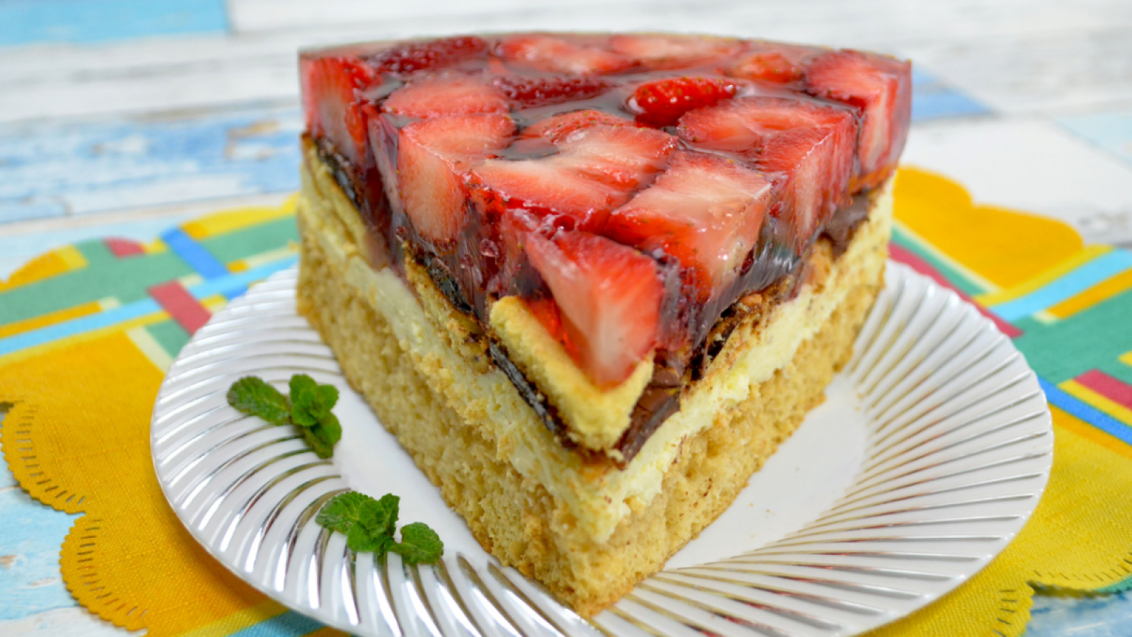 Ciasto biszkoptowe z mleczną masą, delicjami, galaretką i truskawkami + film