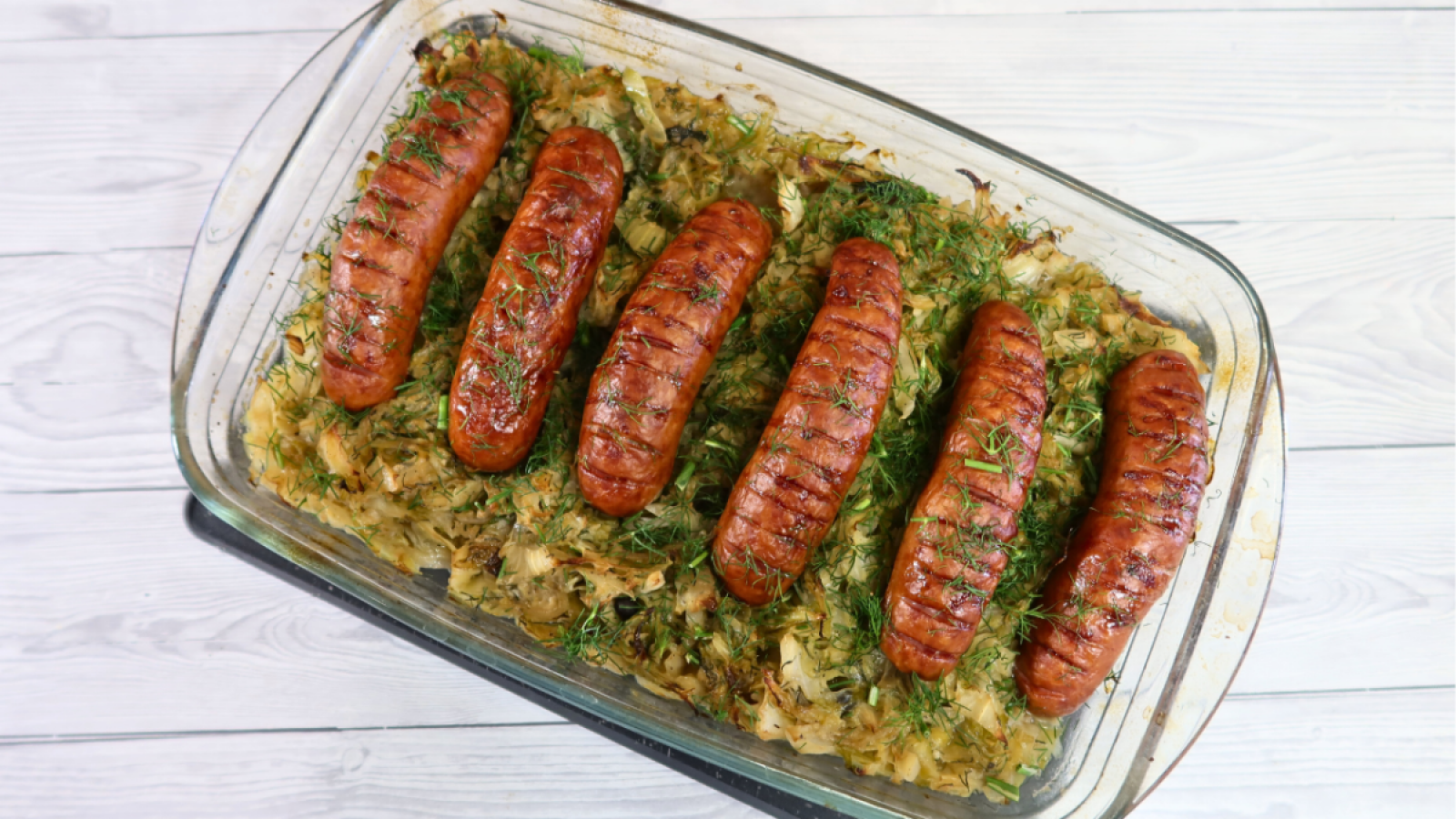 Kiełbasa pieczona w młodej kapuście + film