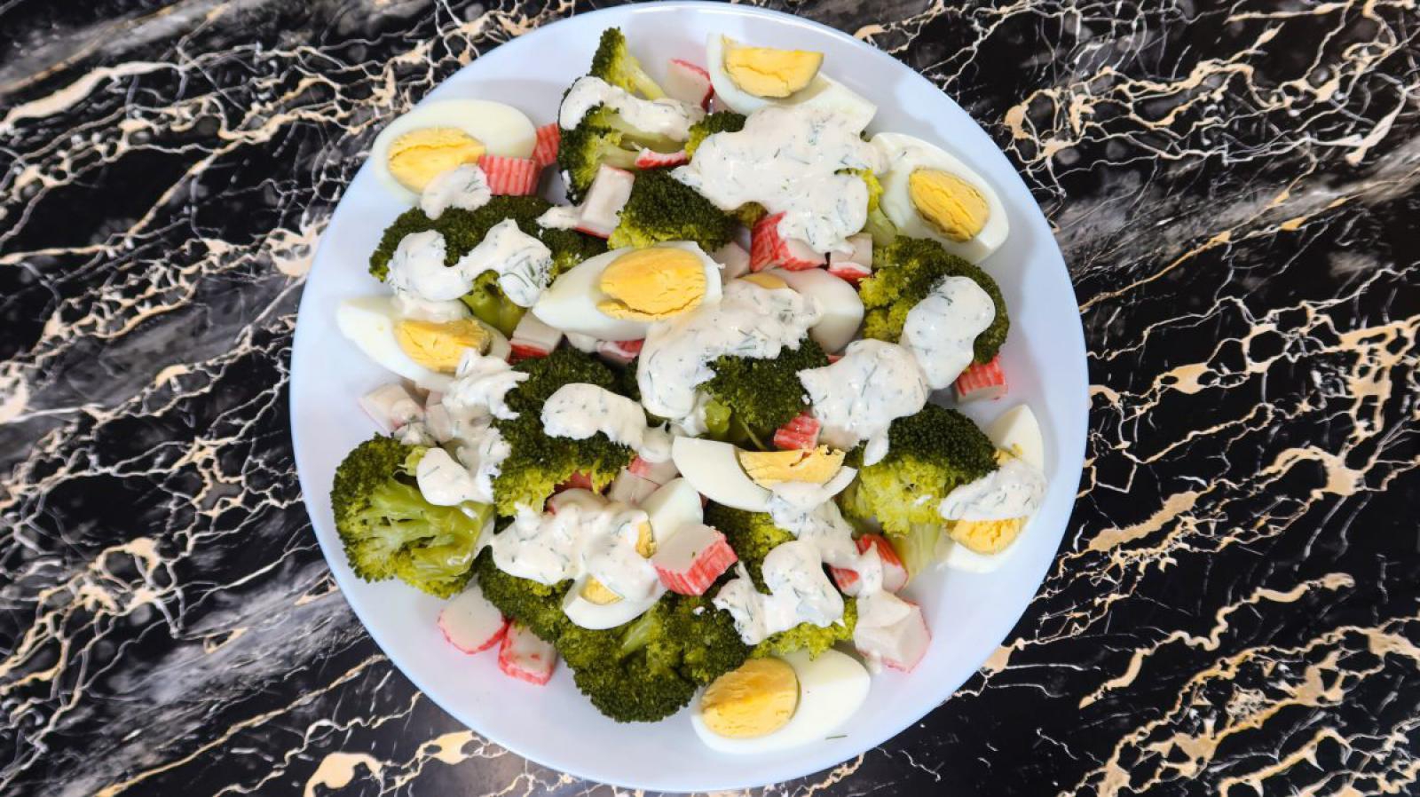 Sałatka z brokułem, surimi i jajkiem + film