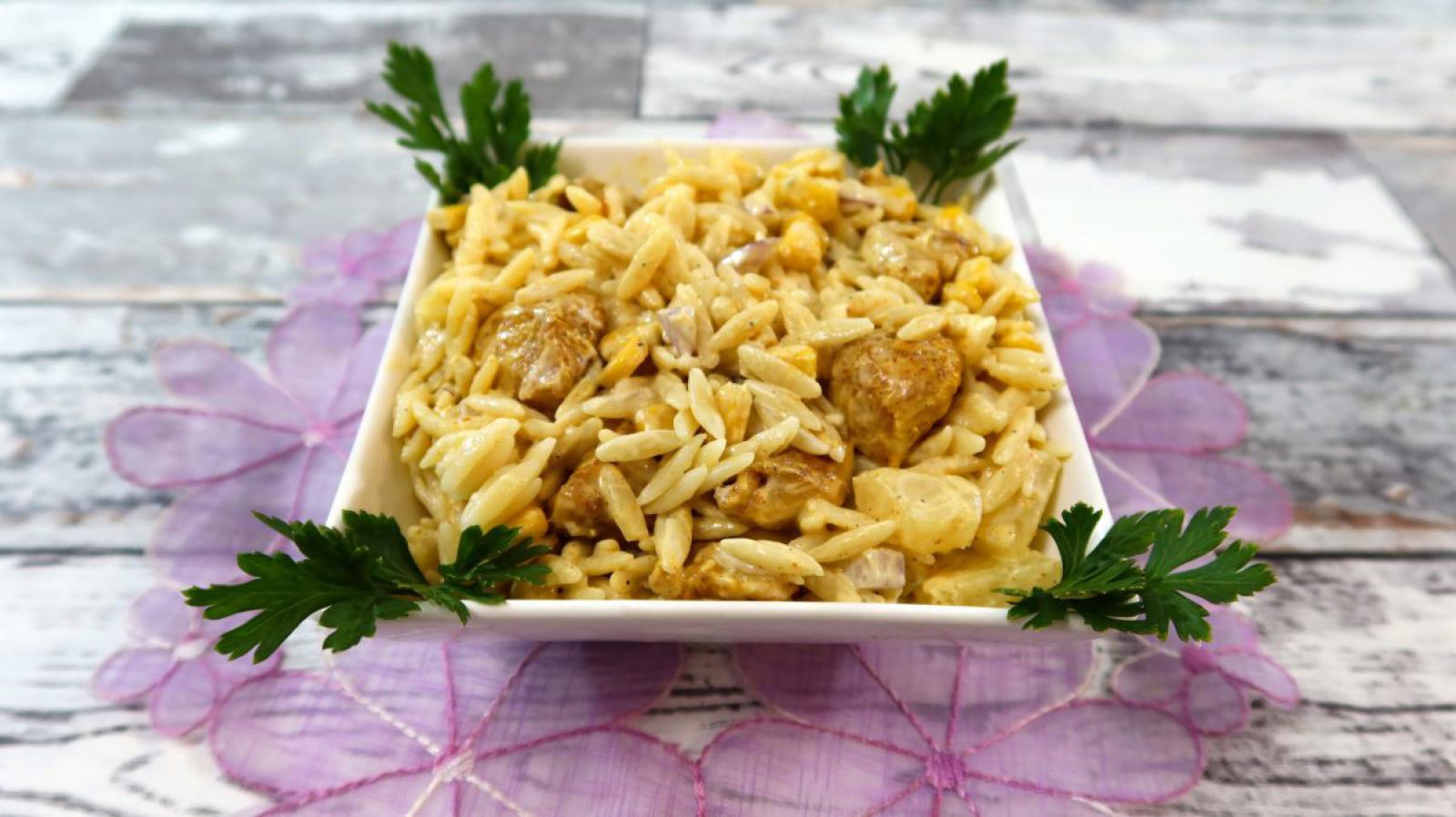 Sałatka z makaronem orzo, kurczakiem i ananasem + film