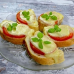 Mini grzanki z pomidorem...