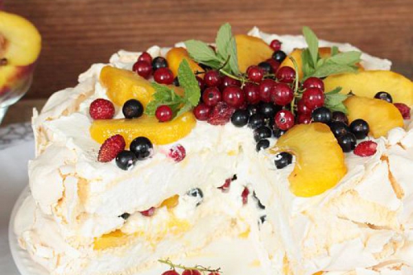 tort bezowy z owocami