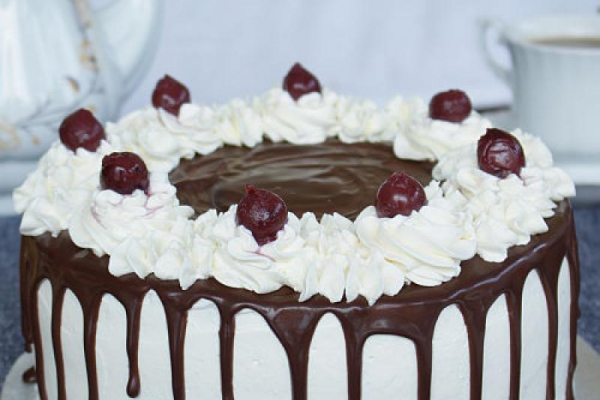 tort czekoladowo śmietankowy z wiśniami