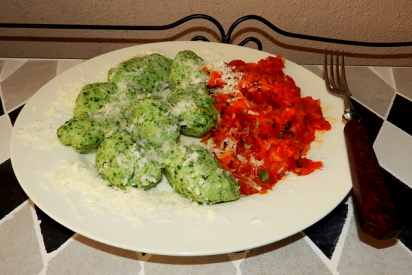Florenckie kluski szpinakowe z pomidorowym sosem