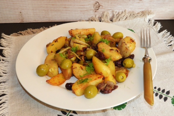 Ziemniaki z oliwkami i filetami anchois