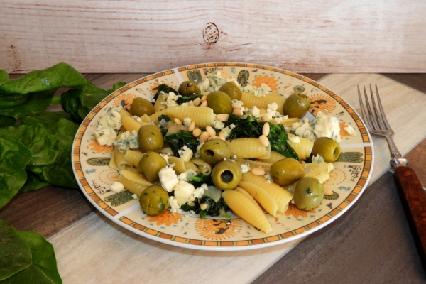Castellane ze szpinakiem, serem i pestkami pini