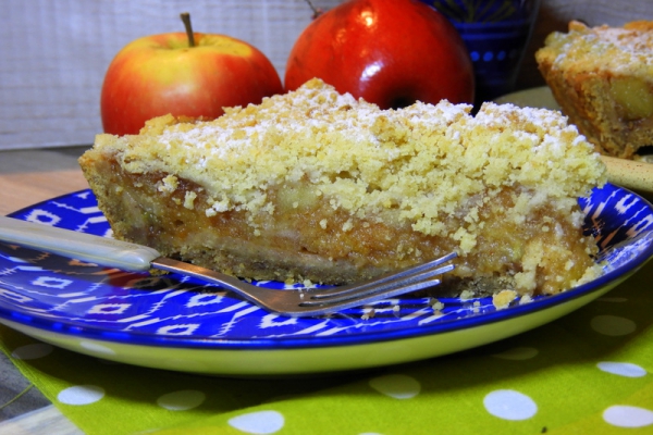 Szarlotka z kruszonką - tarta z jabłkami, kruszonką i konfiturą z płatków róży