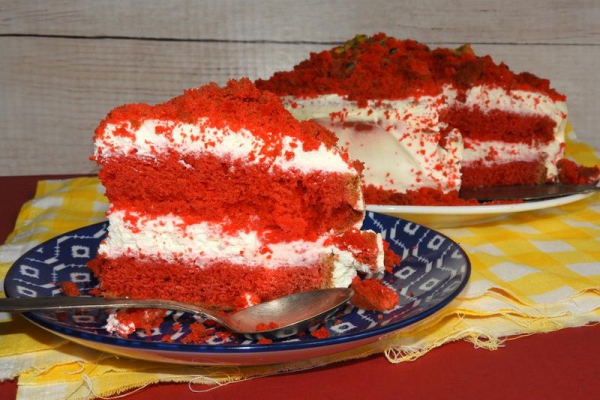 Tort Red Velvet na jogurcie z kremem