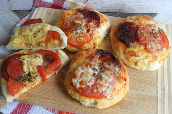 Pizzerinki z pomidorami i mozzarellą