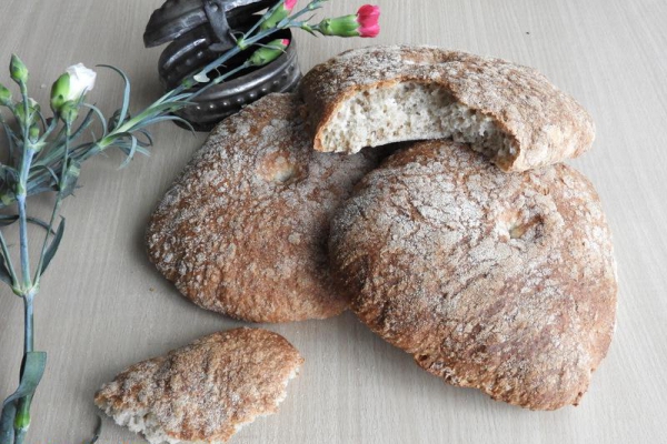 Chleb marokański z semoliny i mąki pełnoziarnistej