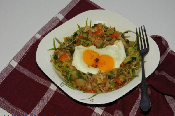 Ryż smażony z warzywami i jajem sadzonym