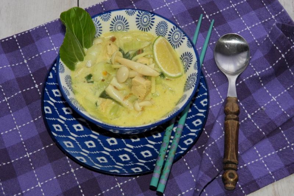 Azjatycka zupa z pac choi i grzybami shimeji