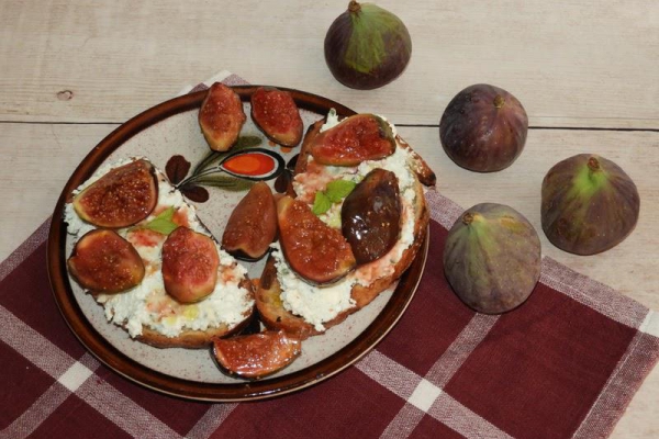 Grzanki z serem i karmelizowanymi figami