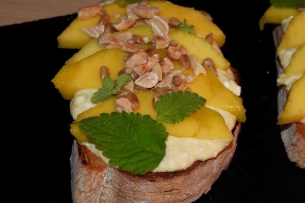 Sandwich z twarożkiem z mango i orzechową posypką
