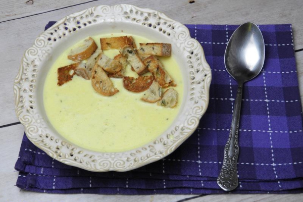 Kremowa zupa z cheddara z grzankami