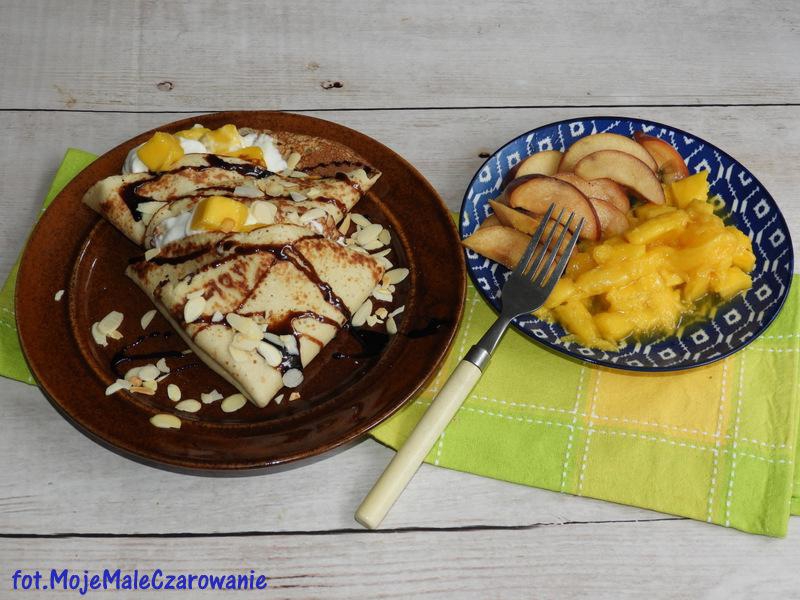 Migdałowo - owsiane naleśniki z mango i brzoskwiniami