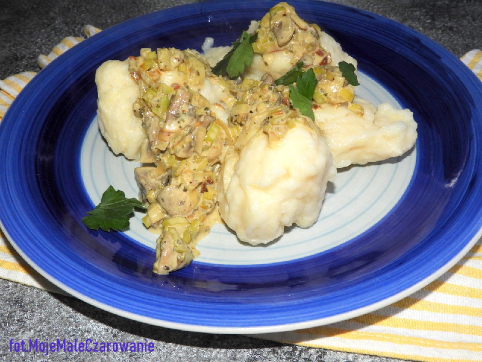 Drożdżowe kluski kładzione z sosem pieczarkowo - porowym