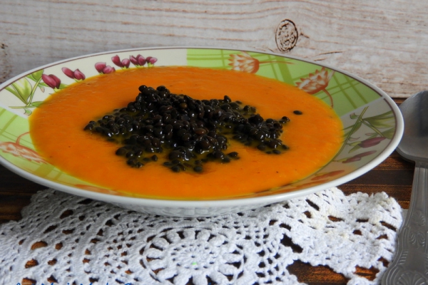 Zupa krem z żółtych pomidorów, pieczonej papryki z czarną soczewicą