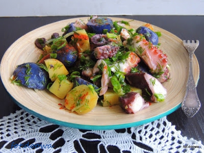 Śródziemnomorska sałatka z fioletowych i czerwonych ziemniaków z ośmiornicą