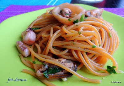 Spaghetti aglio, olio e frutti di mare czyli czosnek, oliwa i owoce morza