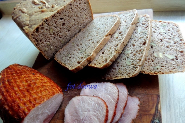 Chleb z automatu z orzechami włoskimi