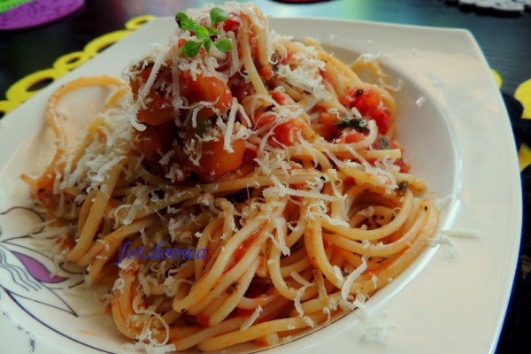 Spaghetti z pomidorami i bazylią