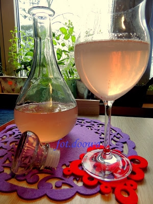 Różowe wino z różowych winogron