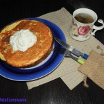 Omlet serowy ze śliwkami