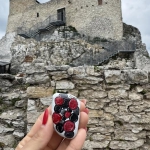 Kamyczki wędrują po...