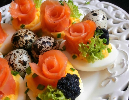 Jaja Faszerowane z Łososiem Wędzonym i Kawiorem (Różyczki)